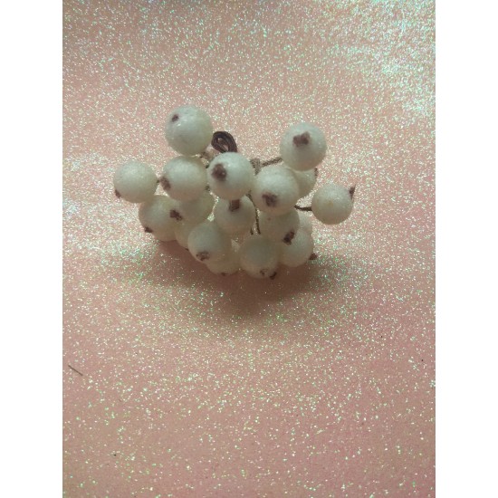 Ягодки сахарные на проволоке 12 мм цв. белый, цена за 20 ягодок