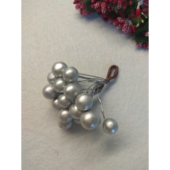 Ягодки глянцевые на проволоке 11 мм цв серебро, цена за 20 ягодок
