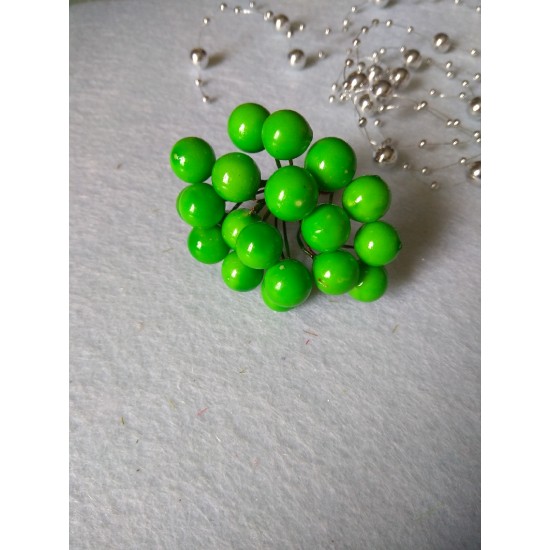 Ягодки глянцевые на проволоке 11 мм цв. зеленый, цена за 20 ягодок