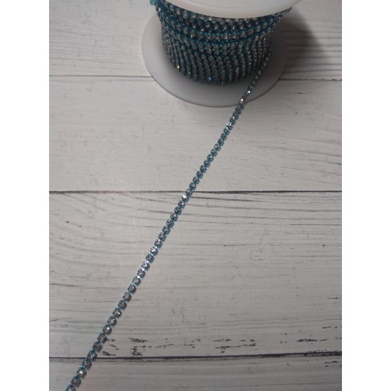 Стразы цепочкой (разм.SS6) цв. белый кристалл в голубой оправе, цена за 50 см